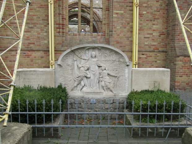 Knokke westkapelle monument aan verbrande kerk